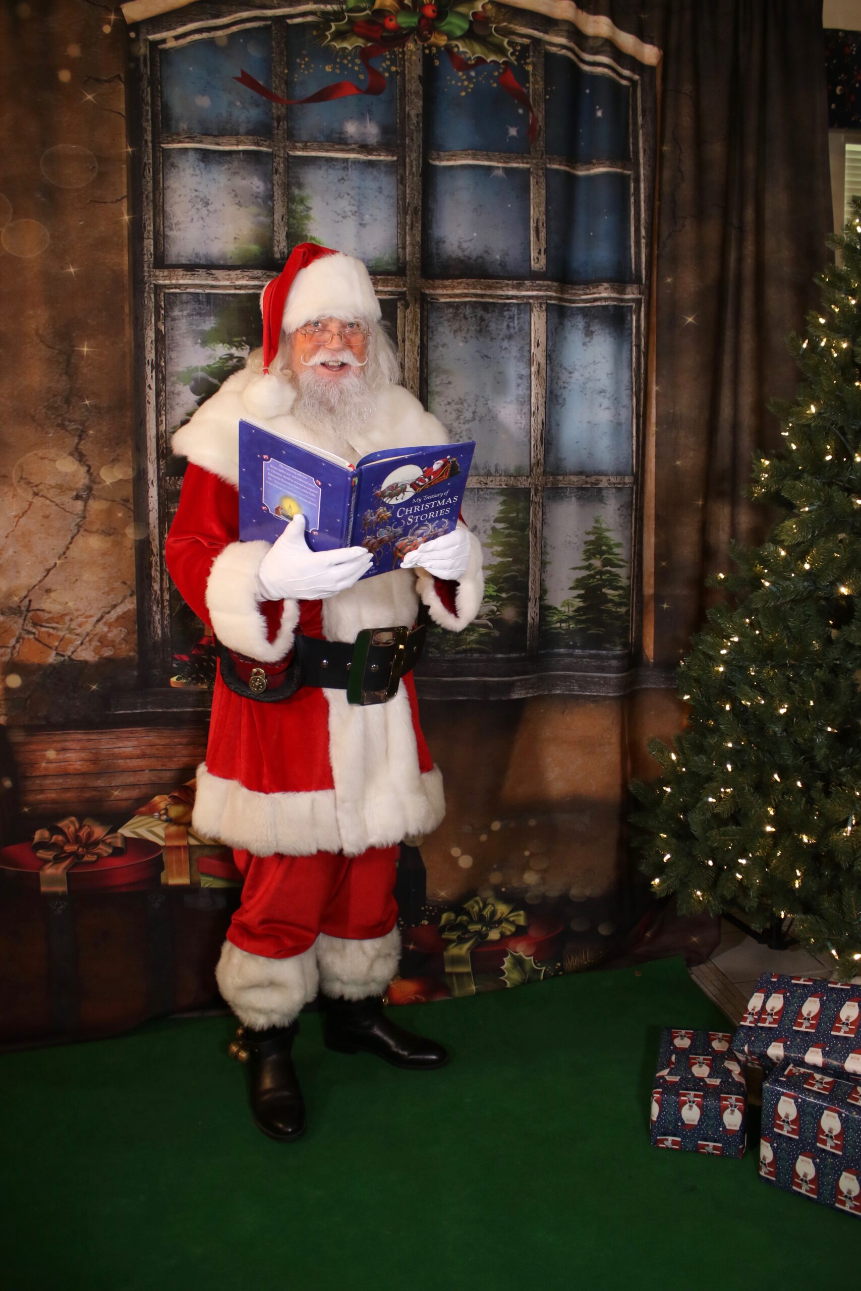 Santa reads a story Santa Reads a Story